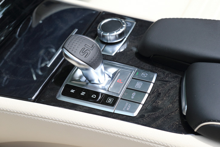 「SL」初となる電子制御9段ATの「9Gトロニック」を採用。静粛性と低燃費を両立させた。