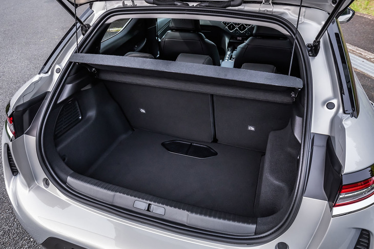 ラゲッジスペースの容量は350リッター。後席の背もたれを前方に倒すとフロアに段差はできるが、容量を1050リッターまで拡大できる。