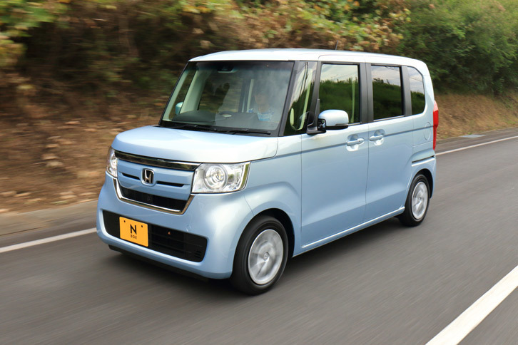 JC08モード燃費は仕様によって異なり、自然吸気モデルでは24.2～27.0km/リッター、ターボモデルでは23.0～25.6km/リッターとされている。