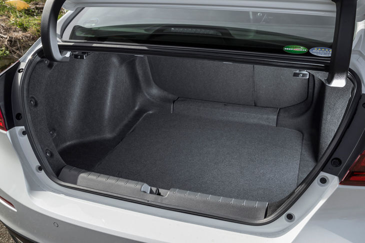 「インサイト」では、走行用のバッテリーをリアシートの下に配置することで、広いトランクスペースを確保。容量は519リッター（VDA方式）となっている。