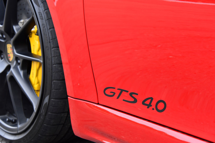 従来型の「718ケイマンGTS」にはなかった排気量を示す数字が車名に追加され、「718ケイマンGTS 4.0」となった最新モデル。車両本体価格は1113万円。