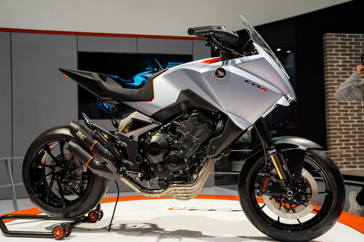 ローマに拠点を構えるホンダR＆Dヨーロッパが、毎年EICMAで発表するデザインコンセプトモデル。今年は「CBR650」系の水冷4気筒エンジンを搭載した「CB4」を発表した。エンジンこそ市販車のものを使用するものの、その他の外装やフレームなどは、この車両のために一品製作したもの。アドベンチャーやモタードとは異なる、新しいスポーツモデルの可能性を表現したという。