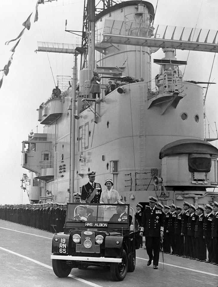 英国王室ではずっと「ランドローバー」を使用していた。「レンジローバー」が発売されると、王室も御料車に加えることを望んだ。