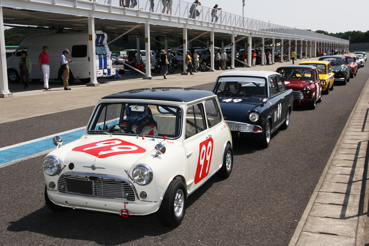 予選順に並んで決勝のコースインを待つ、1950年から69年までの量産ツーリングカーによるティントップカップの出走車両。14台を数えた。