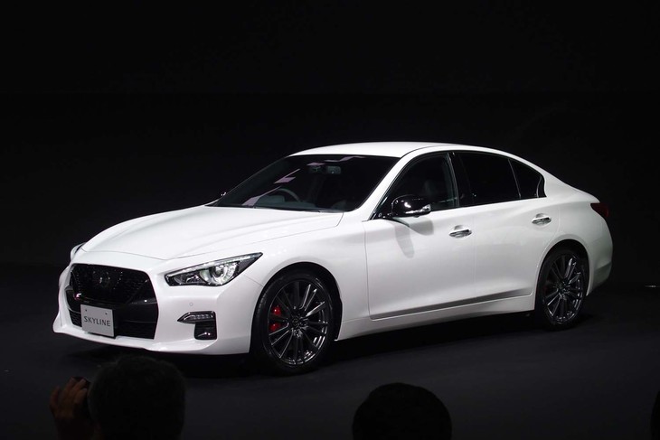 これまでインフィニティブランドのミドルサイズセダン「Q50」と同一だったフロントグリルを廃止。他の日産車ラインナップと同様に「Vモーショングリル」と呼ばれるデザインに変更された。写真は「400R」。