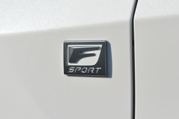 “Fスポーツ”専用エンブレム。フロントフェンダー部分に装着される。