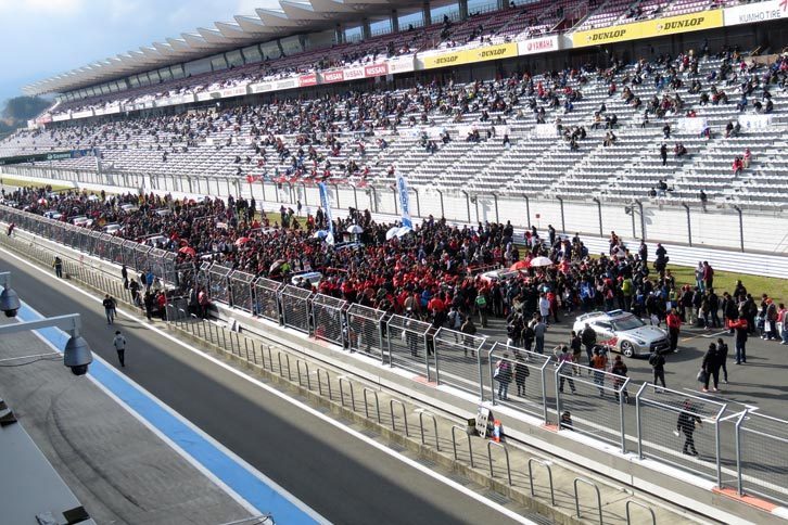 現役のレーシングカーによって競われる「NISMO GP 2016」のスタート前に行われた、グリッドウオークの様子。「立錐（りっすい）の余地もない」とは、まさにこのこと。