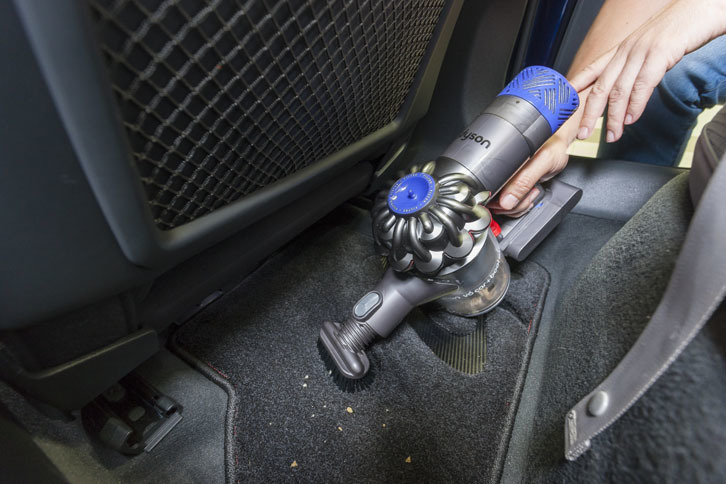 フロアマットは「ハードブラシ」でゴシゴシ掃除ができる。