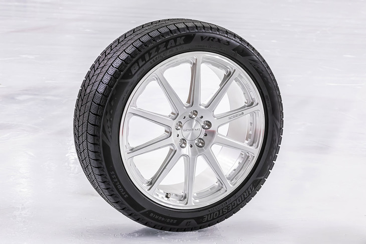 発泡の断面形状が円形であった従来の「アクティブ発泡ゴム2」に対し、「VRX3」の“新発泡ゴム”ではその断面が楕円（だえん）形に変化。吸水量と接地面積を向上させることに成功したという。「氷上性能」「ライフ性能」「効き持ち」の3領域において“新次元の性能”がうたわれている。