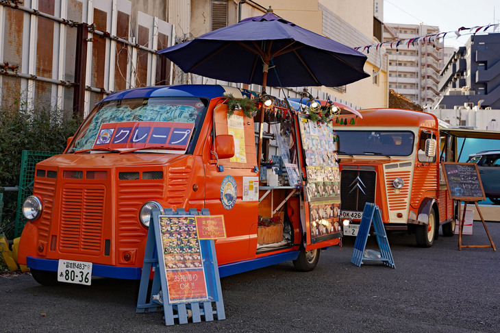 2台の「シトロエンHバン」のキッチンカーが並ぶ。手前はクレープショップで奥がコーヒーショップ。