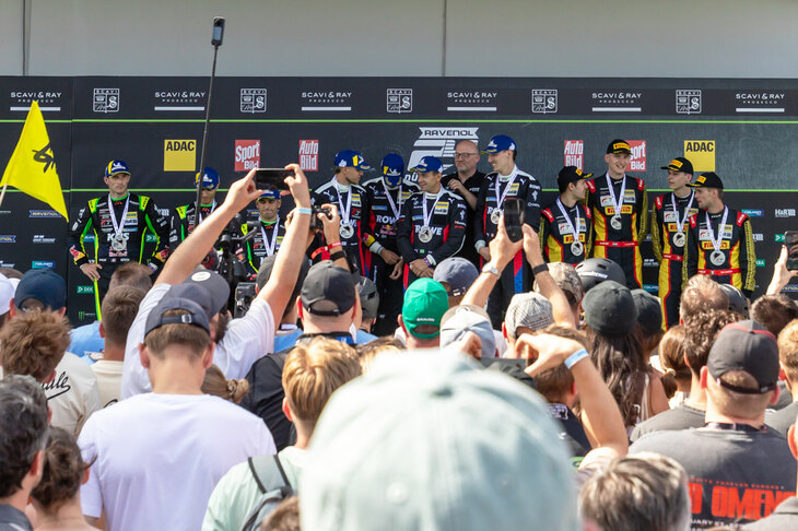 表彰式の様子。1位と2位の対照的な表情が印象的だったなあ。