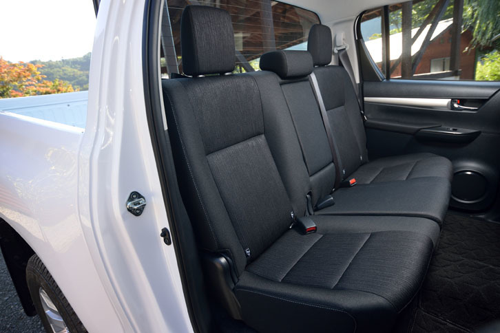 定員3人の後席。背もたれはやや直立気味で、ヘッドレストの奥に見えるリアウィンドウは開かない。