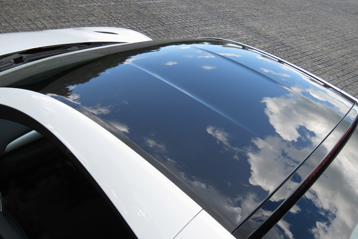 日本仕様では標準装備となるカーボンルーフ。