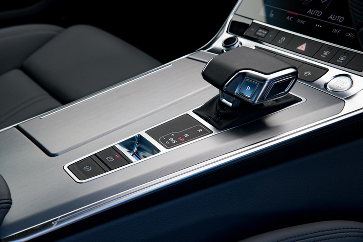センターコンソールに備わるシフトセレクター。トランスミッションには従来モデルと同じく7段デュアルクラッチ式ATが採用されている。