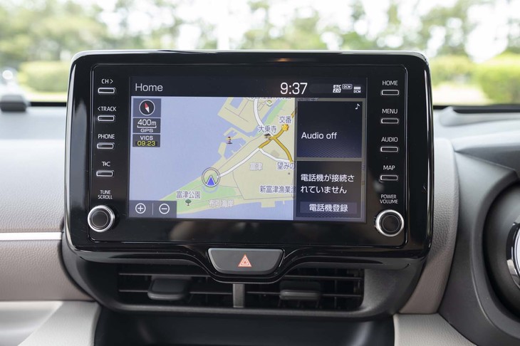 「ヤリス ハイブリッドZ」には8インチ画面のディスプレイオーディオが標準装備される。エージェントとの音声通話やアプリケーションの利用が可能になる「T-Connectナビキット」は11万円のオプション。