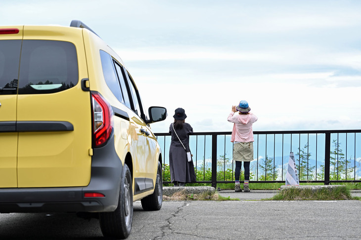 雲海をスマートフォンのカメラに収めようとする2人。もはやゴミ袋を手にしていない。