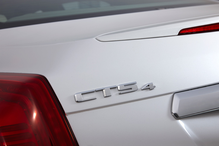 駆動方式については、以前は日本でもFR車が販売されていたものの、現在は4WD車のみのラインナップとなっている。