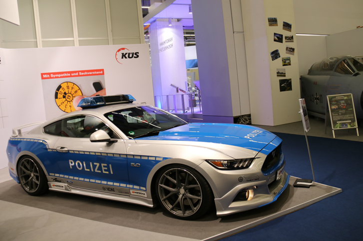 ある車検機関のスタンドで。ポリツァイのカラーリングをまとった「フォード・マスタングGT」は、ドイツ・チューナー連盟が不正改造防止キャンペーンのために企画したもの。