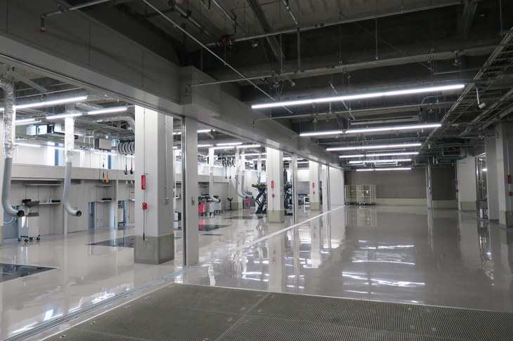 こちらは4階に設けられている、冷暖房完備、24時間換気のサービス工場。かつての板橋本店ではより下階にサービス工場があったというが、建て替えによって4階に移るとともに天井も高くなり、快適に作業ができる空間となったという。