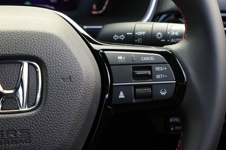 アダプティブクルーズコントロールの操作スイッチ。新型「シビック」では、予防安全・運転支援システム「Honda SENSING」が、フロントワイドビューカメラや高速画像処理チップ、近距離障害検知ソナーセンサー（前後）からなる新世代のものに刷新された。
