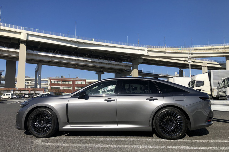 雄大なサイドビューにそそられる「クラウン セダン」。FRプラットフォームを生かした水平基調の伸びやかなプロポーションが実にイケている。