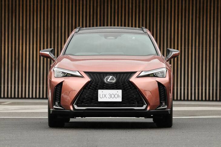 スポーティーグレード“Fスポーツ”は、ハイブリッドモデルにのみ設定される。今回はその4WD車に試乗した。