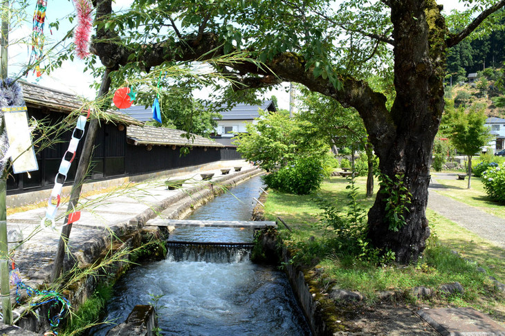 金山町の中心街では、町内のいたるところで雪解け水を流す堰（せき）がせせらいでいる。特に大堰公園は美しく整備され、古い宿場町の情緒を醸し出す。