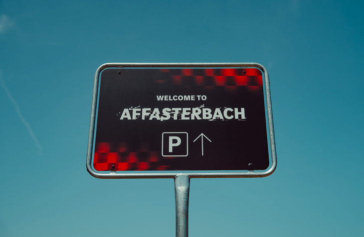 招待状だけでなく駐車場の案内看板も“AFFASTERBACH（アファスターバッハ）”だ。