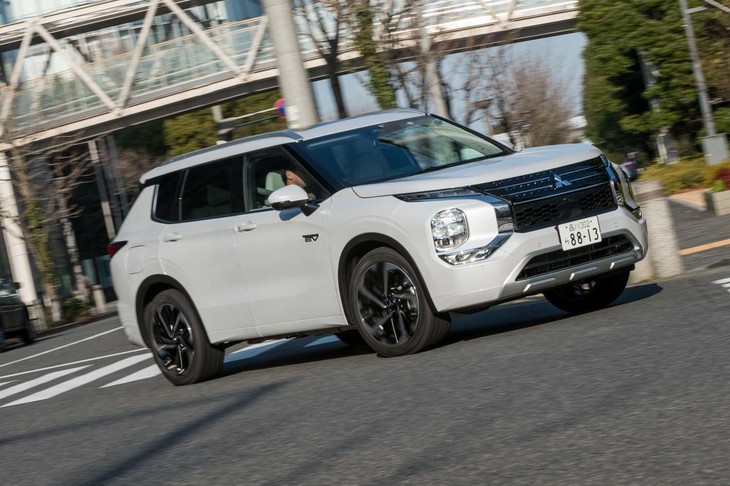 駆動用リチウムイオンバッテリーの容量は先代比で約1.5倍の20kWh。満充電からのEV航続可能距離は83kmと公表されている（「P」の場合）。