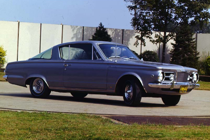 クライスラーがリリースした初代「プリマス・バラクーダ」。「マスタング」より一足早くにデビューしたコンパクトクーペだが、マスタングの登場で存在がかすんでしまった。