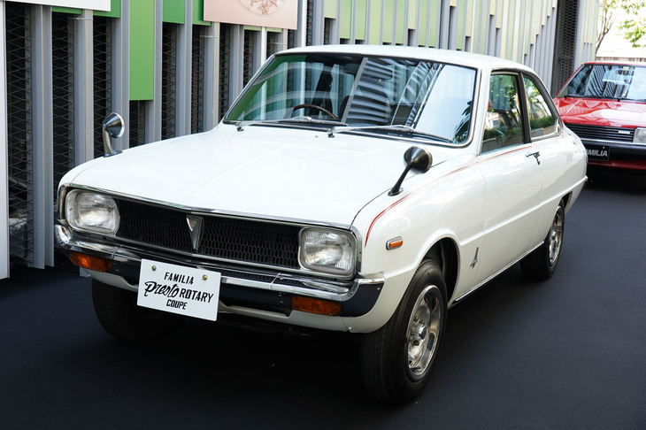 会場のエントランス前に展示されていた「マツダ・ファミリアプレスト ロータリー クーペ」。