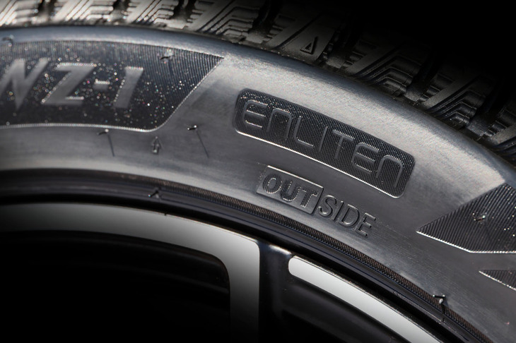 「エンライトン」とはブリヂストンの商品設計基盤技術。ゴムや接地、製造など、タイヤの開発・生産にかかわる各分野で技術を磨き上げ、全方位的にタイヤの性能を向上。そのうえで、市場やお客さまのニーズに応じて「究極のカスタマイズ」を施すというものだ。乗用車用スタッドレスタイヤへの採用は、今回が初となる。