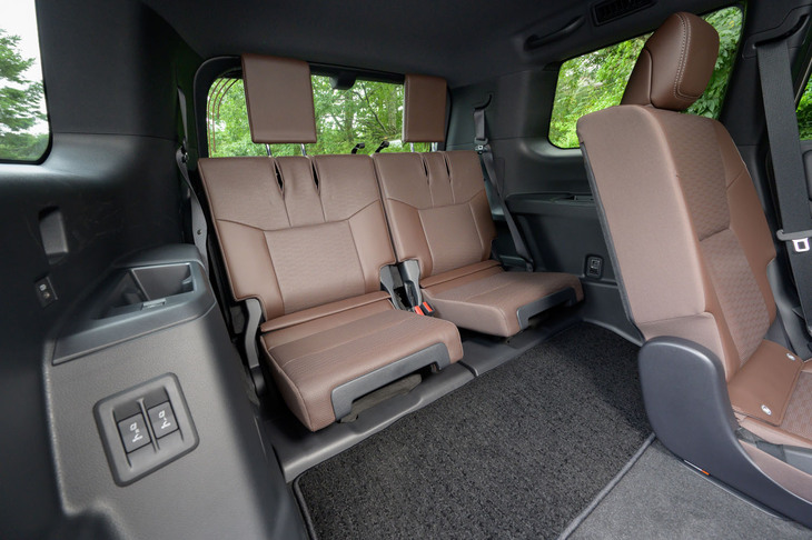 3列目シートは5：5の分割可倒式。格納／展開は「VX」が手動式、「ZX」が電動式で、こちらにも2口のUSB Type-Cポートが用意される。