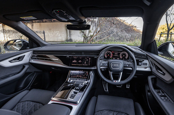 ラウンジのような心地よさと、インテリジェントに進化したテクノロジーを融合したと紹介される「Q8」のインテリア。「Sライン」モデルには「マットブラッシュトアルミニウム」のデコラティブパネルが採用される。