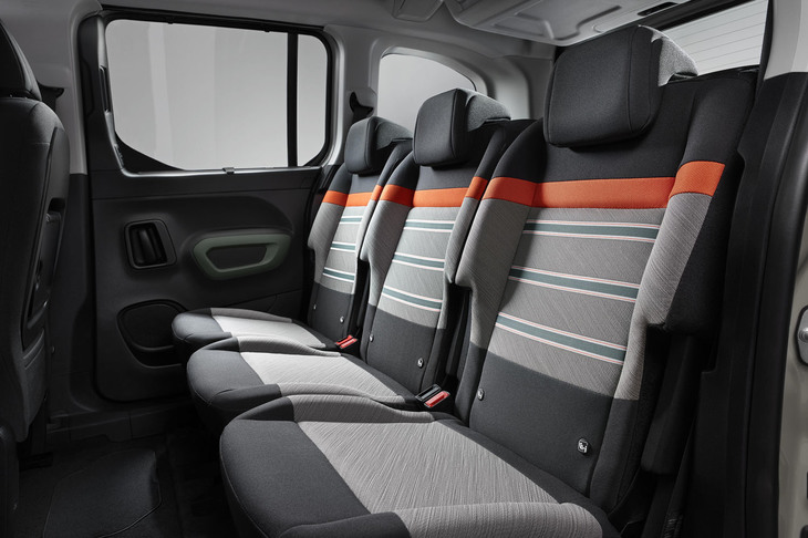 リアシートは、3座独立タイプ。多彩なシートアレンジが可能だ。