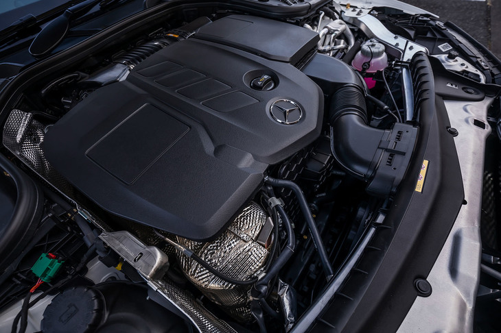 最高出力192PS、最大トルク400N・mの2リッター直4ディーゼルターボエンジンに、同122PS、同440N・mのモーターを組み合わせる「E350de」。システム全体では同306PSと同700N・mを発生する。