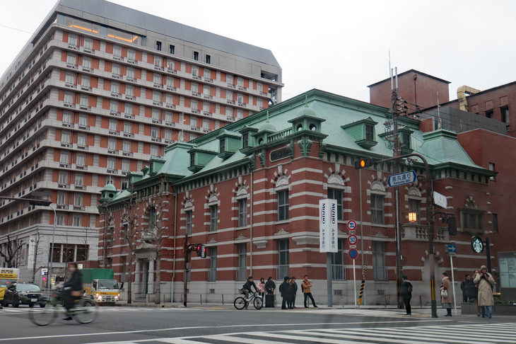 京都の街って、こうして建築物を眺めているだけでも結構面白い。銀行とか学校といった“普通の施設”にも、趣深いものがままあるのだ。こちらはみずほ銀行京都中央支店。1906年に竣工した建物の、残念ながらレプリカだそうだが、見ごたえは十分。