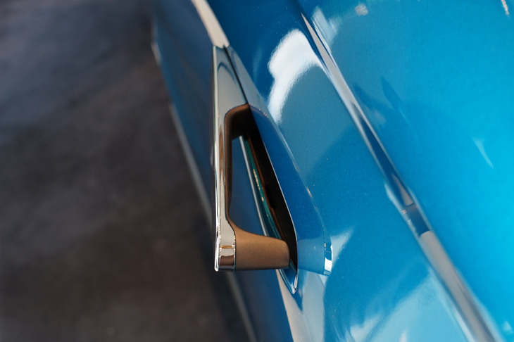 ドアハンドルは格納式。スマートキーを持った人が車両から1.5m以内に近づくと自動でポップアップおよびアンロックする仕組みとなっている。