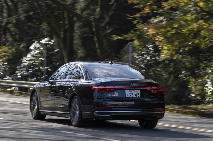 【アウディA8 L 60 TFSIクワトロのスペック】
	ボディーサイズ：全長×全幅×全高＝5320×1945×1485mm／ホイールベース：3130mm／車重：2250kg／駆動方式：4WD／エンジン：4リッターV8 DOHC 32バルブ ターボ／モーター：ベルト駆動式オルタネータースターター／トランスミッション：8段AT／エンジン最高出力：460PS（338kW）/5500rpm／エンジン最大トルク：660N・m（67.3kgf・m）/1800-4500rpm／モーター最高出力：--PS（--kW）／モーター最大トルク：--N・m（--kgf・m）／タイヤ：（前）265/40R20 104Y XL／（後）265/40R20 104Y XL（グッドイヤー・イーグルF1アシメトリック3）／燃費：8.0km/リッター（WLTCモード）／価格：1800万円
	
	【取材時の燃費データ】
	テスト距離：256.8km（市街地1：高速道路7：山岳路2）／使用燃料：33.4リッター（ハイオクガソリン）／参考燃費：7.7km/リッター（満タン法）／7.8km/リッター（車載燃費計計測値）