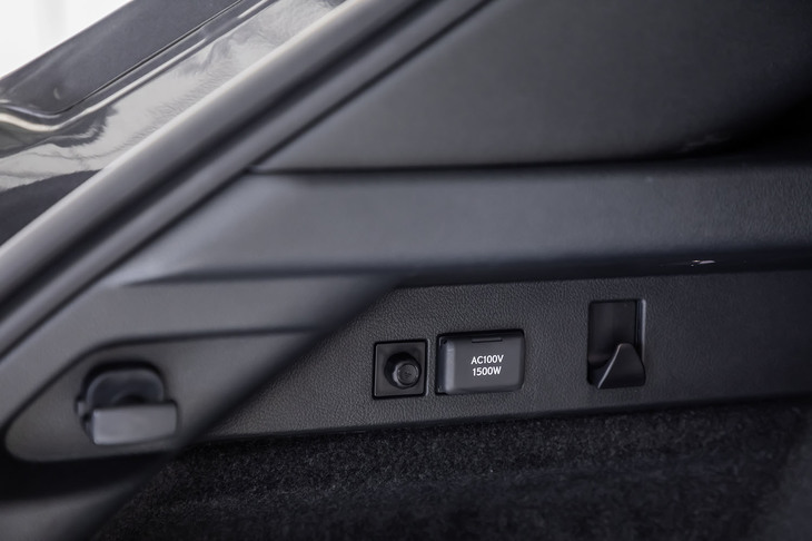 NX450h＋“バージョンL”（荷室内のAC100／1500Wアクセサリーコンセント）