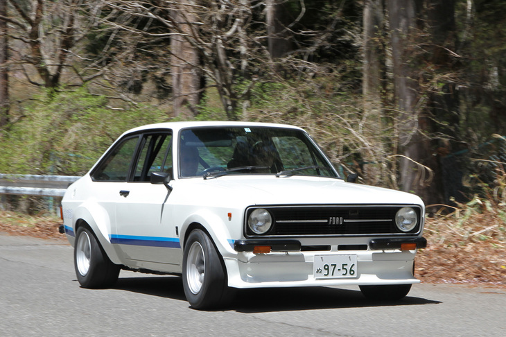 1975年「フォード・エスコートRS1800 Mk2」。DOHC 16バルブの「フォード・コスワースBDAユニット」を積んだ2代目エスコートの最強モデル。