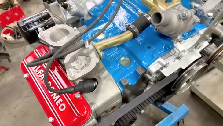 【写真B】ジュリアーノ氏は、アルファ・ロメオのボクサーエンジンは視覚的にも秀逸と絶賛する。