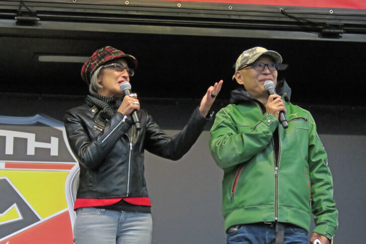 閉会のあいさつに立つ、FCAジャパンのティツィアナ・アランプレセ氏（左）とピストン西沢氏（右）。イベントの立役者である2人に、参加者から拍手が送られた。