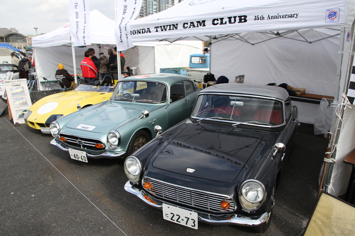 日野コンテッサクラブ、SP/SRオーナーズクラブと並んで、日本車のワンメイククラブの草分けであるホンダツインカムクラブのクラブスタンド。「ホンダS600」と「S800クーペ」、そして「S800」ベースのレーシングカーである「コニリオ」を展示した。