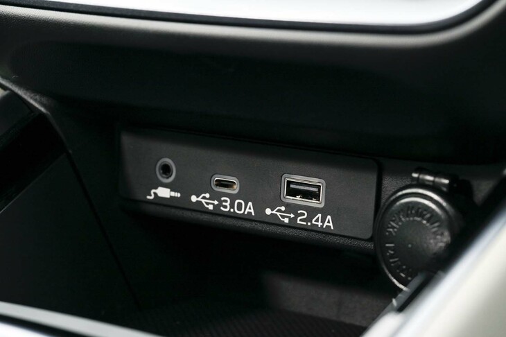 スバル・レヴォーグ レイバック リミテッドEX（USB Type-A／Type-Cポート＆電源ソケット）