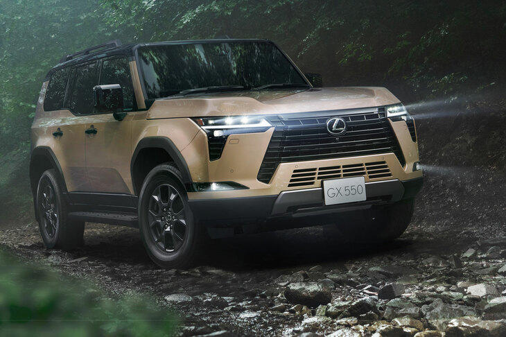 2023年6月に世界初公開された3代目「レクサスGX」。それからはや1年半が過ぎ、海外ではとうに発売されたというのに……日本ではいまだに販売されていない、幻のクルマだ。