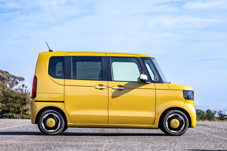 「N-BOX」のボディーサイズは全長×全幅×全高＝3395×1475×1790mm、ホイールベースは2520mm。車重は910kgと発表されている。外寸は、先代モデルと同一数値となる。