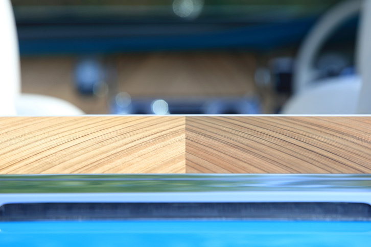 各所にあしらわれたウッドパネルには、バイオリンなどに見られるブックマッチ加工（はぎ合わせ）が用いられており、車両の中心線を軸に左右対称のデザインとなっている。