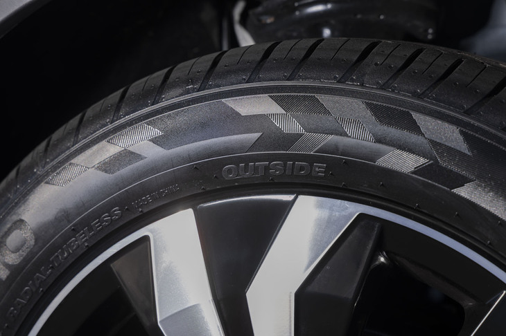サイドウォールのチェッカードフラッグ柄は「エクスタ」シリーズに共通のデザイン要素。スポーツタイヤらしい演出だ。