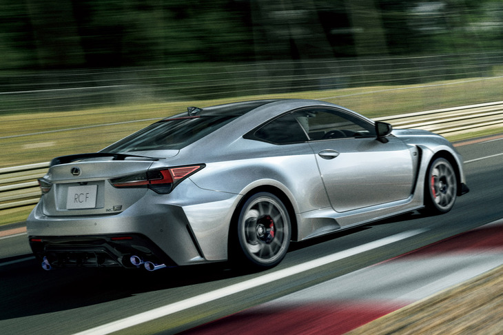 「RC F“ファイナルエディション”」のリアビュー。リアスポイラーには格納式のカーボンアクティブリアウイングが採用される。